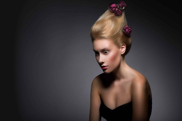 Quels styles de coiffure pour minimiser l'apparence d'un front large ?