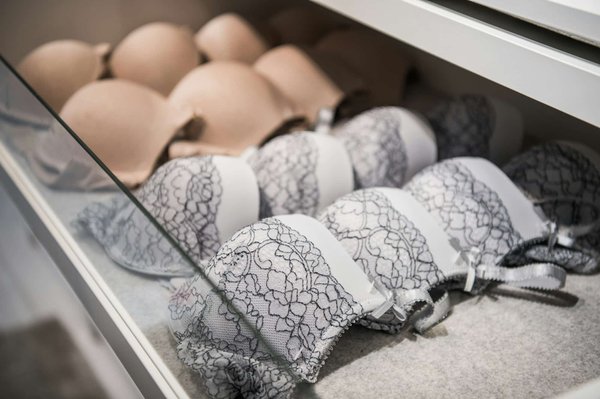 Quelle longueur de manches choisir pour une blouse afin de flatter des bras forts ?