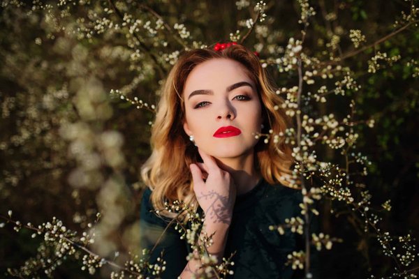 Quelle est la meilleure manière de porter des bijoux en verre de Murano avec élégance?