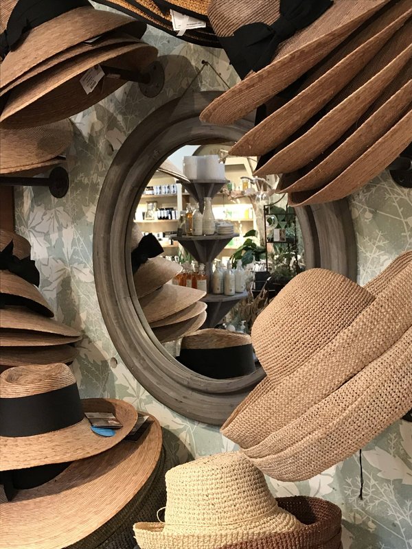 Quelles matières de chapeau privilégier pour rester au frais lors d'un événement en extérieur ?