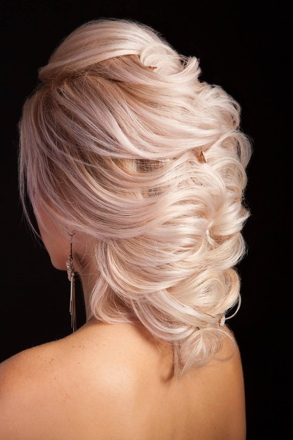 Comment choisir la meilleure coupe de cheveux pour un visage ovale sans aller chez le coiffeur?