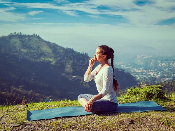 Quelles techniques de respiration pranayama peuvent aider à gérer les bouffées de chaleur liées à la ménopause ?
